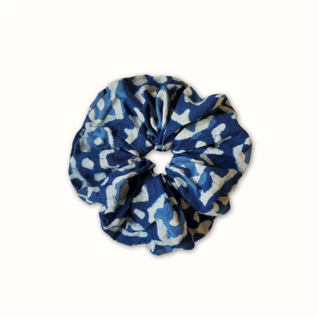 Chouchou tissu bleu indigo motif dense – dabu