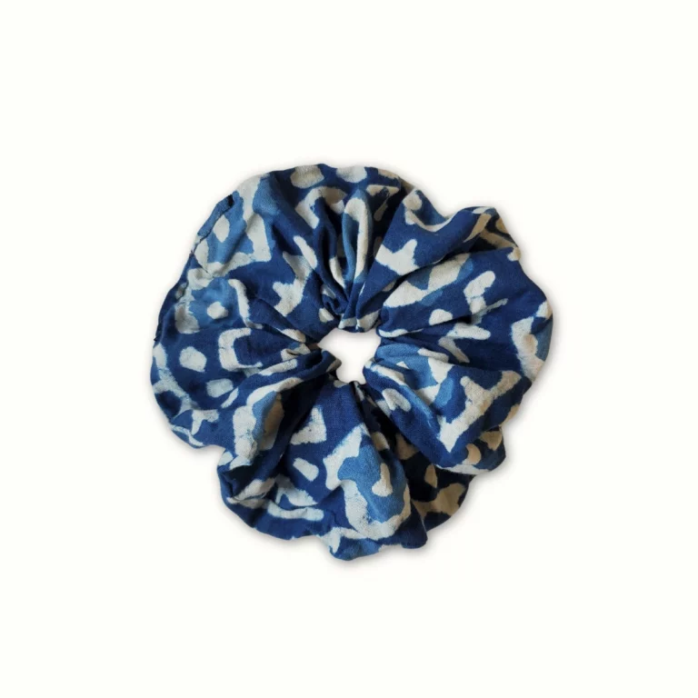 Chouchou tissu bleu indigo motif dense - dabu