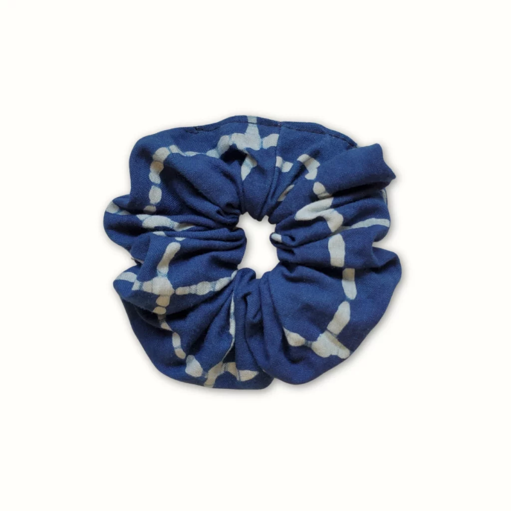Chouchou tissu bleu indigo motif fin – dabu