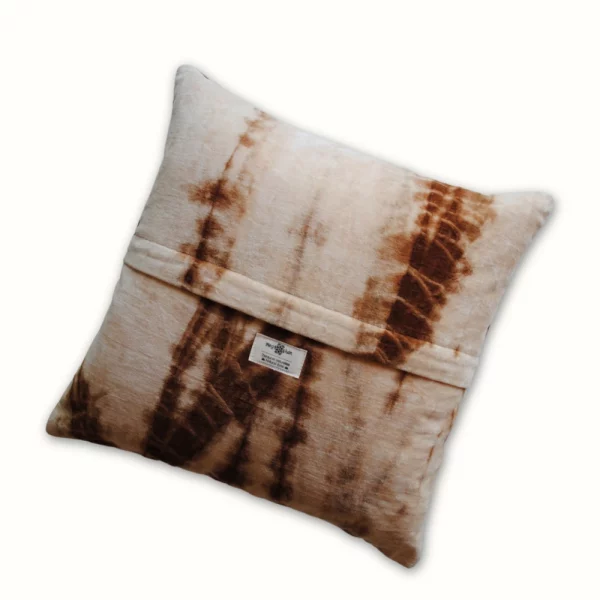 Coussin déco Shibori en velours marron – Image 2