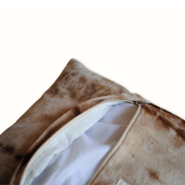 Coussin déco Shibori en velours marron – Image 3