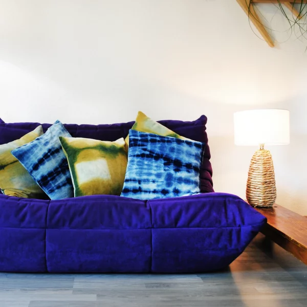 Coussin déco Shibori en velours vert – Image 2