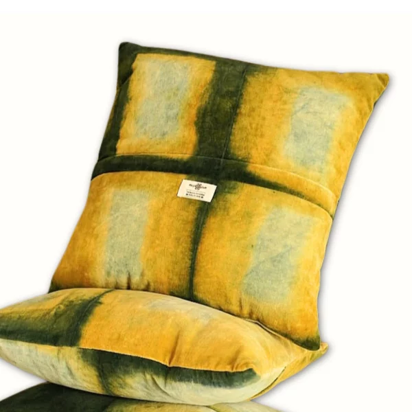 Coussin déco Shibori en velours vert – Image 3