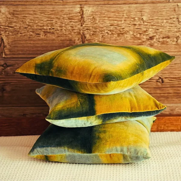 Coussin déco Shibori en velours vert – Image 4