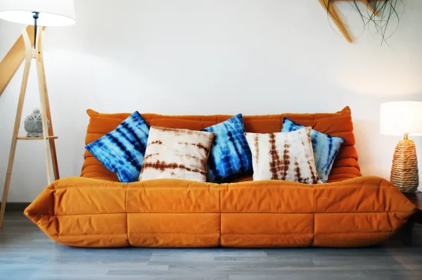 Coussin déco Shibori en velours marron – Image 4