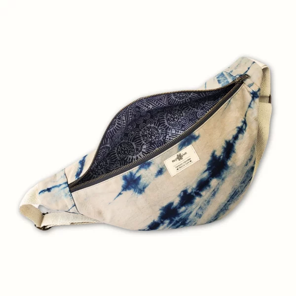 Sac banane en tissu bleu shibori