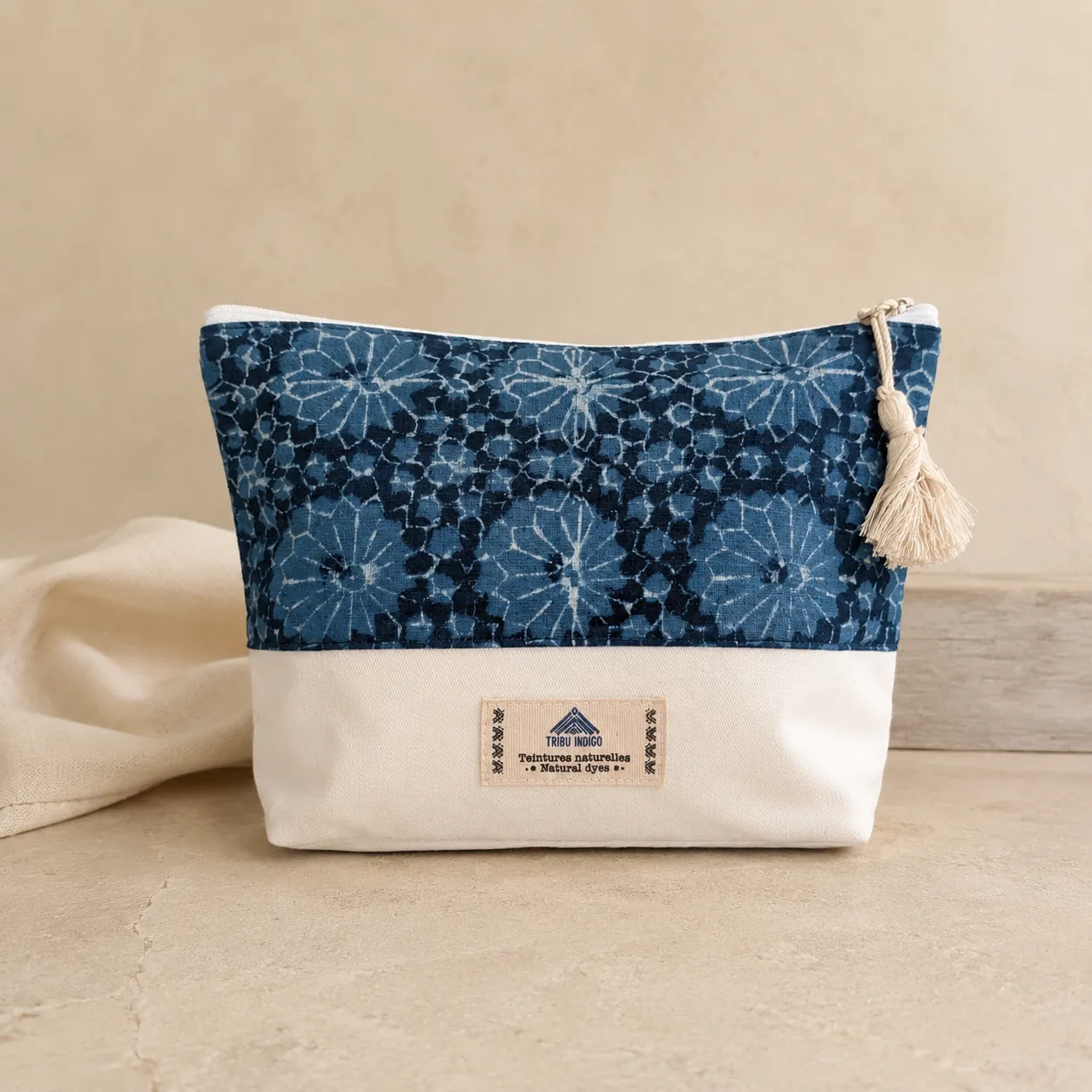 Pochette en tissu bleu indigo motif rosaces