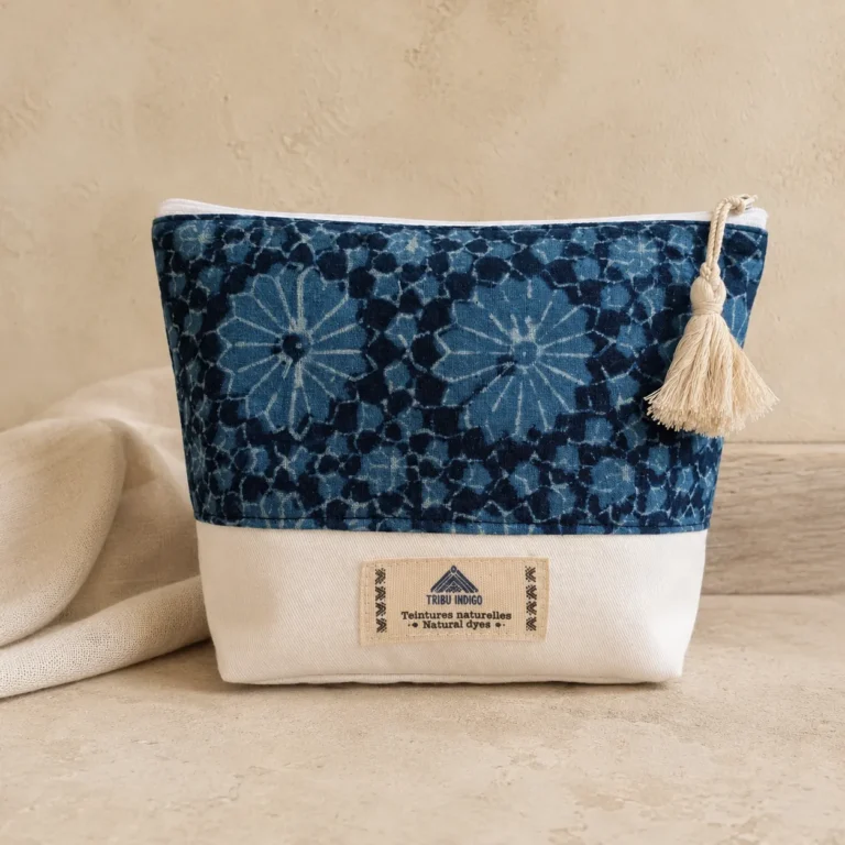 Pochette en tissu bleu indigo motif rosaces