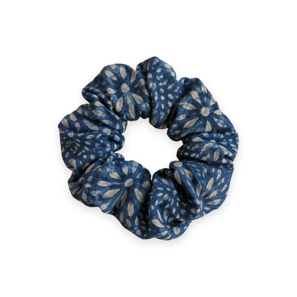 Chouchou en tissu bleu indigo motif fleurs