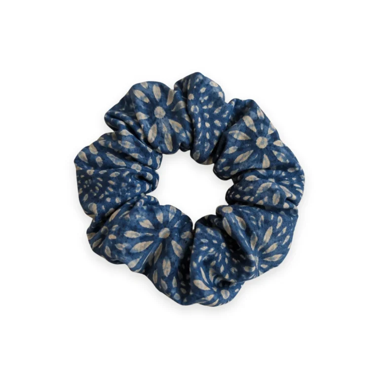 Chouchou en tissu bleu indigo motif fleurs