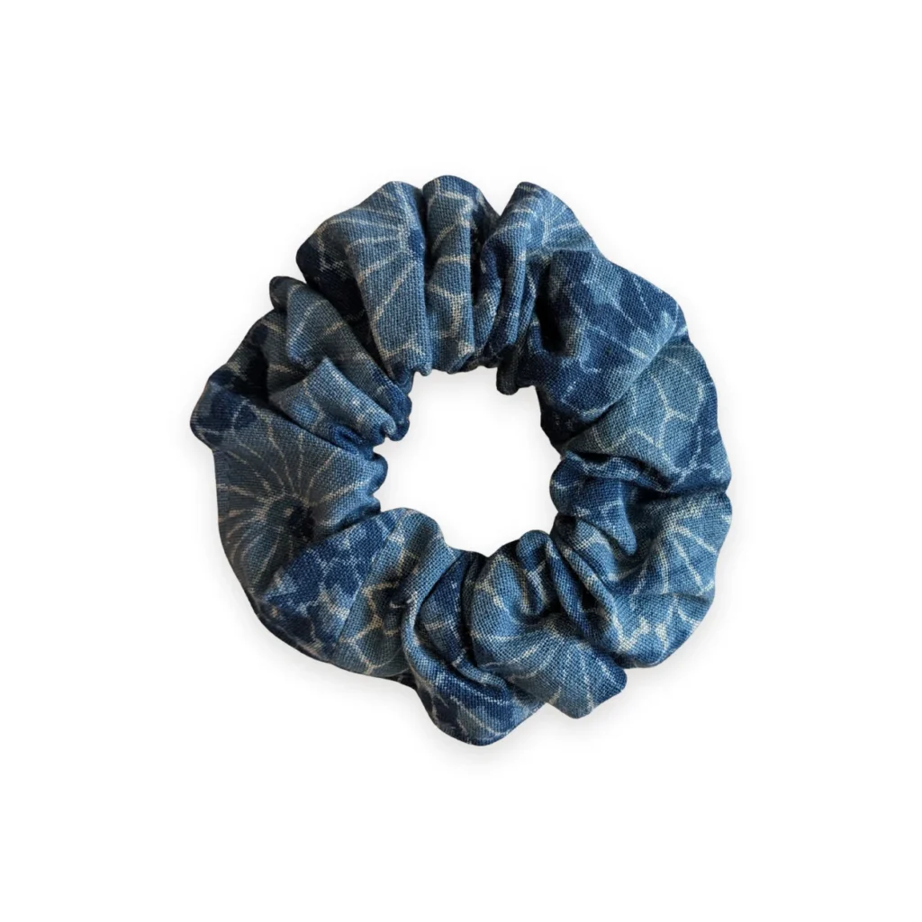 Chouchou en tissu bleu indigo motif rosaces