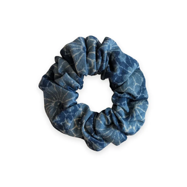 Chouchou en tissu bleu indigo motif rosaces
