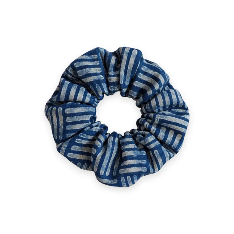 Chouchou en tissu bleu indigo motif traits