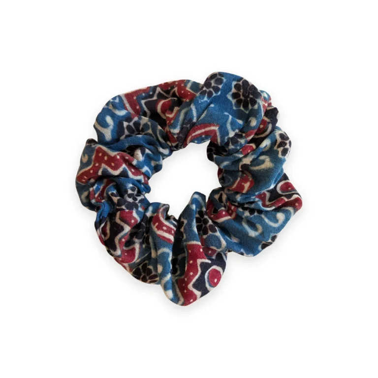 Chouchou en tissu bleu et rouge motif étoiles