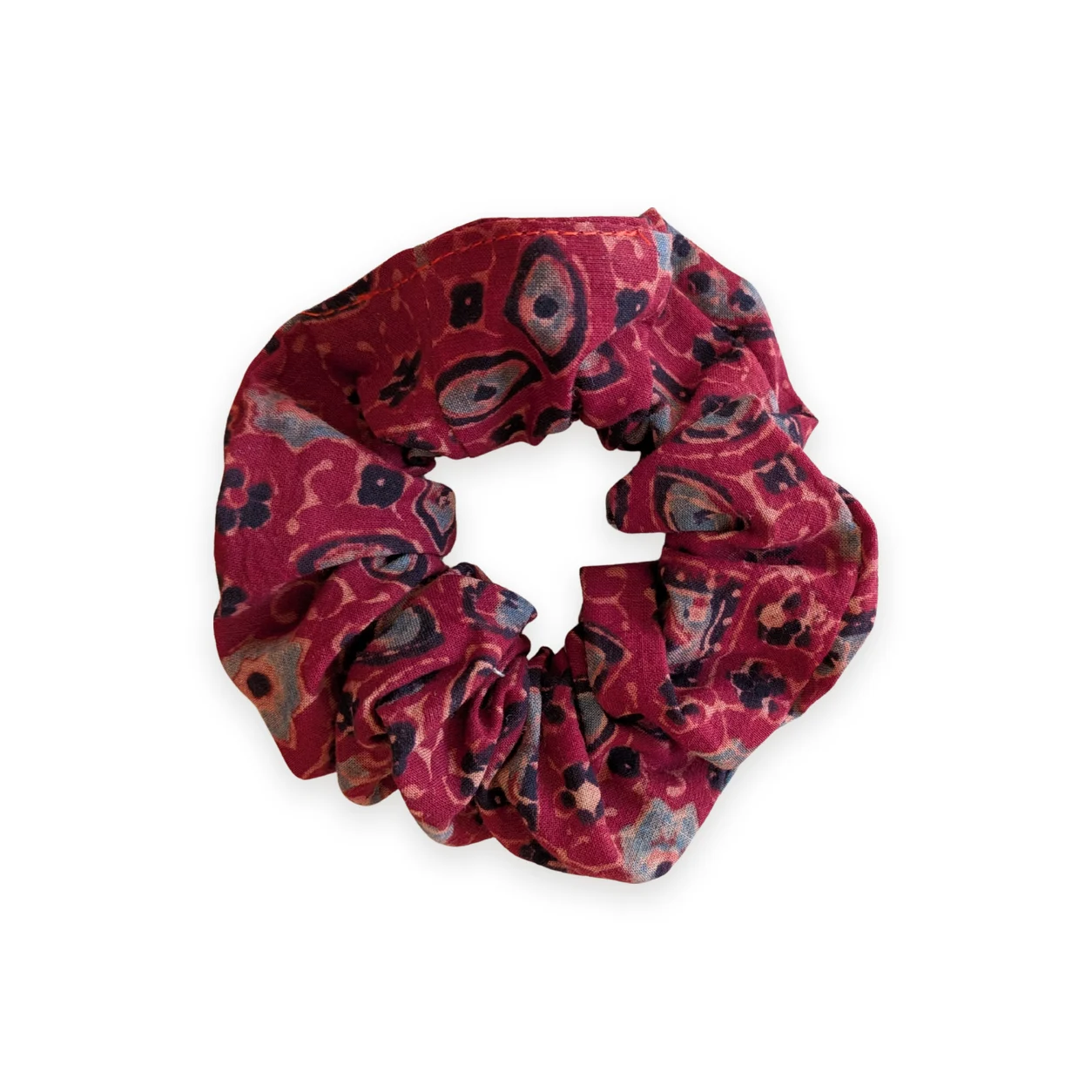 Chouchou en tissu bordeaux motif carreaux