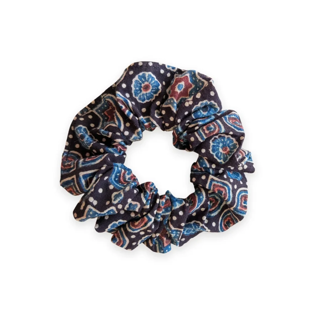 Chouchou en tissu noir et rouge motif médaillons