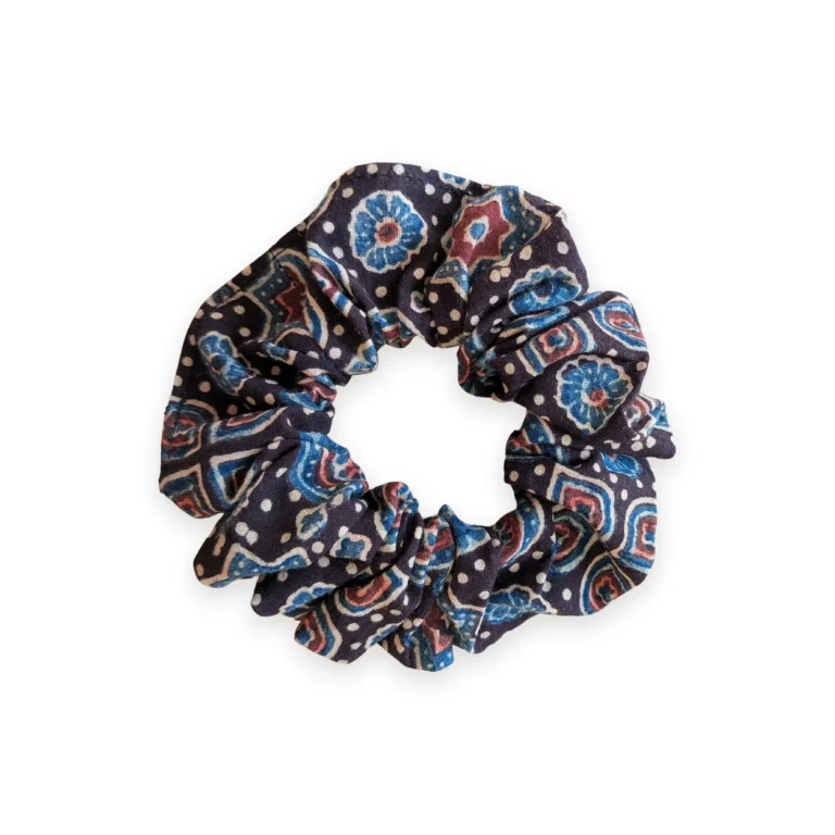Chouchou en tissu noir et rouge motif médaillons