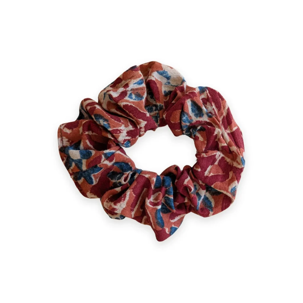 Chouchou en tissu rouge et bleu motif fleurs