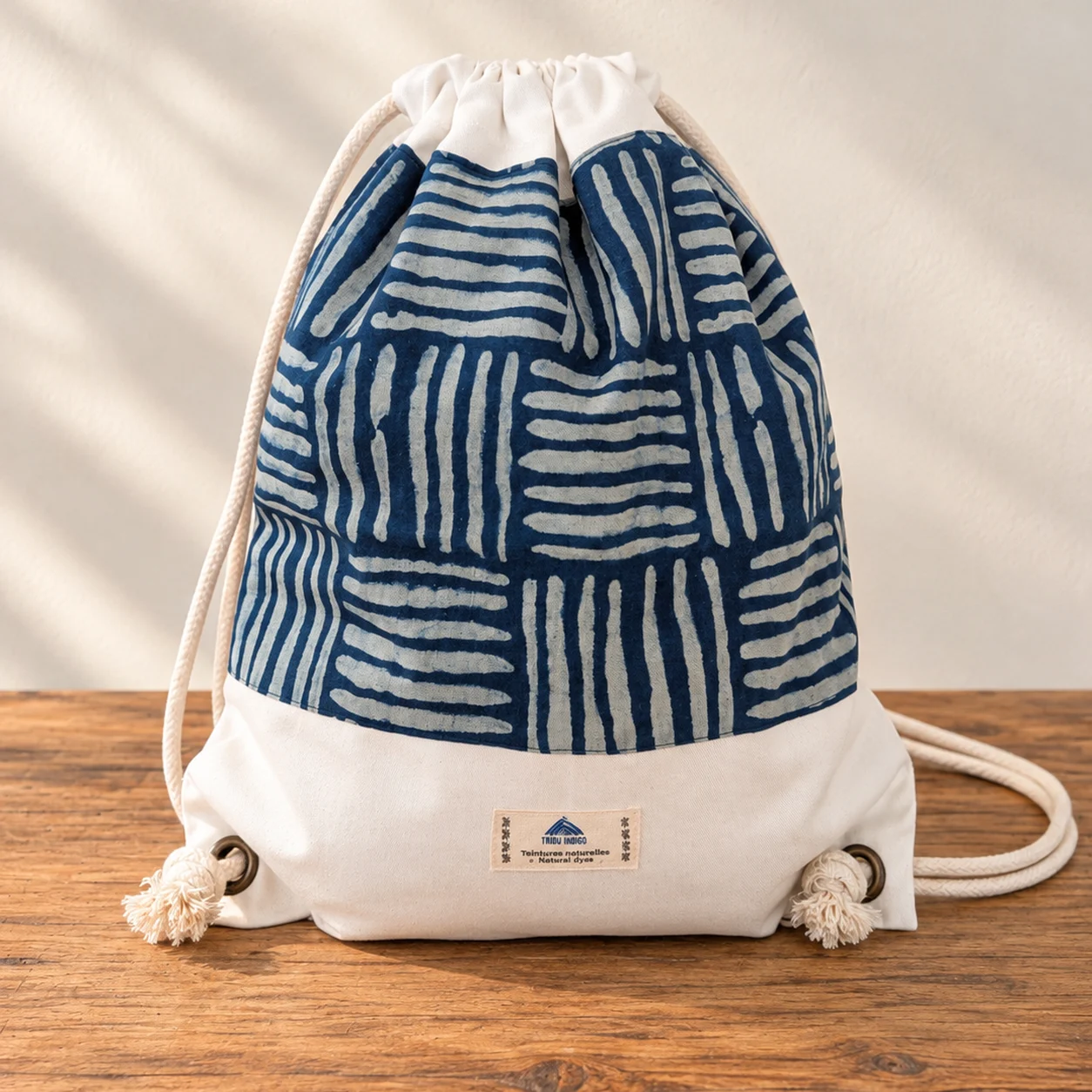 Sac à dos en toile léger bleu indigo motif traits